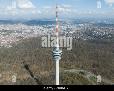 Un'occhiata più da vicino alla torre della televisione di Stoccarda, che rivela la sua intricata struttura a traliccio e le viste mozzafiato che offre dalla sua terrazza panoramica. Foto Stock
