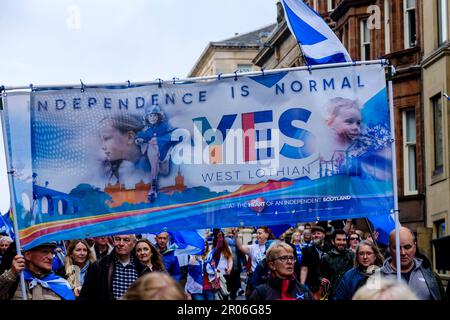 L'indipendenza marciò per le strade di Glasgow il 6th maggio 2023, organizzato da All Under One Banner (AUOB). Foto Stock