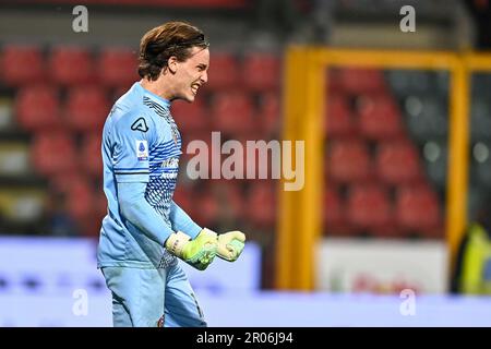 Marco Carnesecchi (Cremonese) durante la partita italiana 'SerieA' tra Cremonese 2-0 Spezia allo Stadio Giovanni Zini il 06 maggio 2023 a Cremona. Credit: Maurizio Borsari/AFLO/Alamy Live News Foto Stock