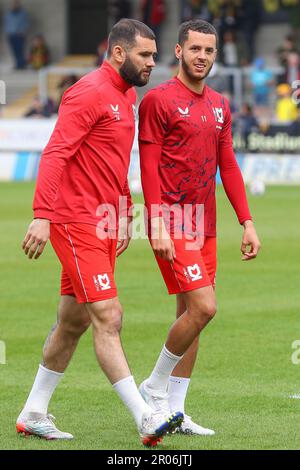 Bradley Johnson #14 di Milton Keynes Dons parla con Nathan Holland #11 di Milton Keynes Dons durante il warm up pre-partita davanti alla partita Sky Bet League 1 Burton Albion vs MK Dons al Pirelli Stadium, Burton upon Trent, Regno Unito, 7th maggio 2023 (Foto di Gareth Evans/News Images) Foto Stock