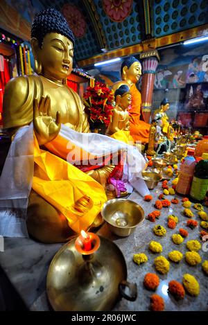 Kolkata, India. 05th maggio, 2023. Una candela illuminata vista di fronte a una statua del Signore Buddha presso la Mahabodhi Society di Kolkata. Il compleanno di Buddha è una festa tradizionalmente celebrata in Asia orientale per commemorare la nascita del Principe Siddhartha Gautama o Buddha di Gautama, fondatore del Buddismo. (Foto di Avishek Das/SOPA Images/Sipa USA) Credit: Sipa USA/Alamy Live News Foto Stock