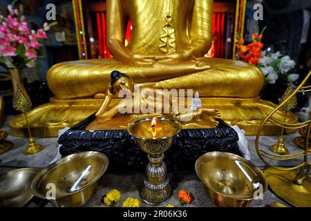 Kolkata, India. 05th maggio, 2023. Una candela illuminata vista di fronte a una statua del Signore Buddha presso la Mahabodhi Society di Kolkata. Il compleanno di Buddha è una festa tradizionalmente celebrata in Asia orientale per commemorare la nascita del Principe Siddhartha Gautama o Buddha di Gautama, fondatore del Buddismo. Credit: SOPA Images Limited/Alamy Live News Foto Stock