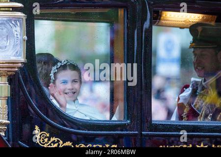 The Mall, Londra, Regno Unito. 6th maggio 2023. Sua altezza reale, la principessa Charlotte del Galles, sventolando entusiasticamente alle folle lungo il Mall, mentre torna da Westminster Abbey nella processione in carrozza dopo l'incoronazione di suo nonno, re Carlo III Foto di Amanda Rose/Alamy Live News Foto Stock