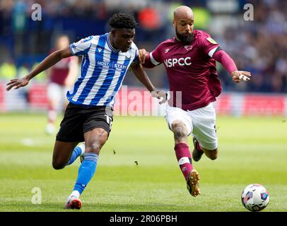 Fisayo DELE-Bashiru del mercoledì di Sheffield (a sinistra) e David McGoldrick della contea di Derby combattono per la palla durante la partita della Sky Bet League One all'Hillsborough Stadium di Sheffield. Data immagine: Domenica 7 maggio 2023. Foto Stock