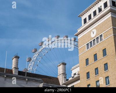 Il London Eye si è visto sopra la cima della County Hall nel centro di Londra, Regno Unito. Foto Stock
