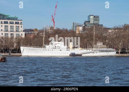 L'HQS Wellington è ormeggiato sulla riva nord del Tamigi nel centro di Londra, Regno Unito. Foto Stock