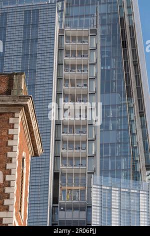 Particolare dei balconi rivelanti sul blocco di appartamenti 60 St Thomas Street nel centro di Londra, Regno Unito. Foto Stock