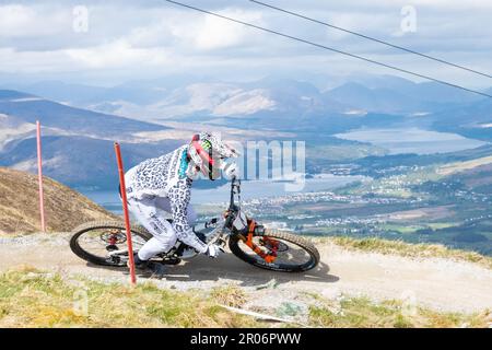 Fort William, Scozia, Regno Unito. 7th maggio, 2023. Amaury Pierron World Ranking No 1 pilota di Mountainbike dalla Francia durante una corsa pratica nel round 2 delle corse combinate British Cycling National Downhill Series e Scottish Downhill Association che si terranno a Fort William in Scozia questo fine settimana. I Campionati del mondo UCI Mountain Bike Downhill 2023 si terranno a Fort William tra il 3rd e il 5th agosto Credit: Kay Roxby/Alamy Live News Foto Stock