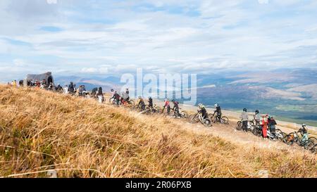 Fort William, Scozia, Regno Unito. 7th maggio, 2023. I concorrenti di Mountainbike si accodano alla linea di partenza per la prima prova della giornata durante il round 2 delle gare combinate British Cycling National Downhill Series e Scottish Downhill Association Round 2 che si terranno a Fort William in Scozia questo fine settimana. I Campionati del mondo UCI Mountain Bike Downhill 2023 si terranno a Fort William tra il 3rd e il 5th agosto Credit: Kay Roxby/Alamy Live News Foto Stock