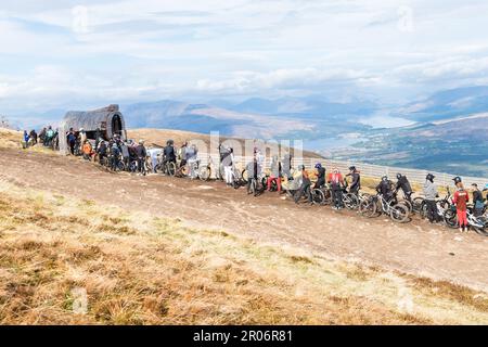 Fort William, Scozia, Regno Unito. 7th maggio, 2023. I concorrenti di Mountainbike si accodano alla linea di partenza per la prima prova della giornata durante il round 2 delle gare combinate British Cycling National Downhill Series e Scottish Downhill Association Round 2 che si terranno a Fort William in Scozia questo fine settimana. I Campionati del mondo UCI Mountain Bike Downhill 2023 si terranno a Fort William tra il 3rd e il 5th agosto Credit: Kay Roxby/Alamy Live News Foto Stock