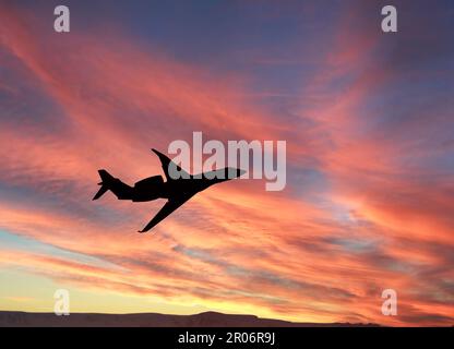 Silhouette di un jet privato executive isolato su uno sfondo bianco. Sfondi. Concetto di viaggio. Nessuna gente. Foto Stock