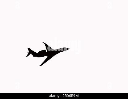 Silhouette di un jet privato executive in volo isolato su uno sfondo bianco. Sfondi. Concetto di viaggio. Nessuna gente. Foto Stock