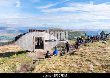 Fort William, Scozia, Regno Unito. 7th maggio, 2023. I concorrenti di Mountainbike si accodano alla linea di partenza per la prima prova della giornata durante il round 2 delle gare combinate British Cycling National Downhill Series e Scottish Downhill Association Round 2 che si terranno a Fort William in Scozia questo fine settimana. I Campionati del mondo UCI Mountain Bike Downhill 2023 si terranno a Fort William tra il 3rd e il 5th agosto Credit: Kay Roxby/Alamy Live News Foto Stock