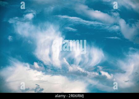 Cielo blu intenso e luminoso con nuvole di cirro bianco, perfetto per sfondi e risorse grafiche Foto Stock