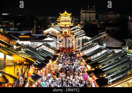 Pechino, provincia cinese del Sichuan. 1st maggio, 2023. Le persone visitano l'antica città di Jianchang a Xichang, nella provincia del Sichuan del sud-ovest della Cina, il 1 maggio 2023. Credit: Li Jieyi/Xinhua/Alamy Live News Foto Stock