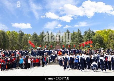 7 4 2023 turisti cinesi, studenti della scuola visitare una statua di Mao Zedong (TSE-tung) piazza Mao nella sua città natale a Shaoshan, Hunan, Foto Stock