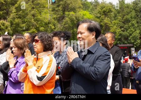 7 4 2023 turisti cinesi, studenti della scuola visitare una statua di Mao Zedong (TSE-tung) piazza Mao nella sua città natale e Shaoshan, Hunan, Chi Foto Stock