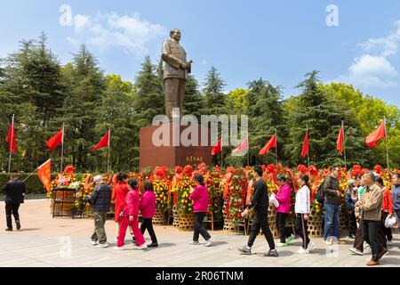 7 4 2023 turisti cinesi, studenti della scuola visitare una statua di Mao Zedong (TSE-tung) piazza Mao nella sua città natale a Shaoshan, Hunan, Foto Stock