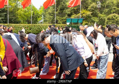 7 4 2023 turisti cinesi, studenti della scuola visitare una statua di Mao Zedong (TSE-tung) piazza Mao nella sua città natale e Shaoshan, Hunan, Chi Foto Stock