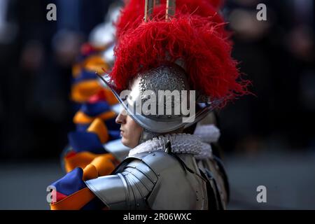 Città del Vaticano, Vaticano, 6 maggio 2023. Cerimonia di giuramento delle nuove reclute della Guardia Svizzera Pontificia nel cortile di San Damaso. 23 nuove guardie pontificie svizzere sono state giurate durante la cerimonia. Maria Grazia Picciarella/Alamy Live News Foto Stock