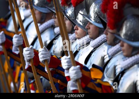 Città del Vaticano, Vaticano, 6 maggio 2023. Cerimonia di giuramento delle nuove reclute della Guardia Svizzera Pontificia nel cortile di San Damaso. 23 nuove guardie pontificie svizzere sono state giurate durante la cerimonia. Maria Grazia Picciarella/Alamy Live News Foto Stock