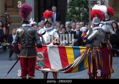 Città del Vaticano, Vaticano, 6 maggio 2023. Cerimonia di giuramento delle nuove reclute della Guardia Svizzera Pontificia nel cortile di San Damaso. 23 nuove guardie pontificie svizzere sono state giurate durante la cerimonia. Maria Grazia Picciarella/Alamy Live News Foto Stock