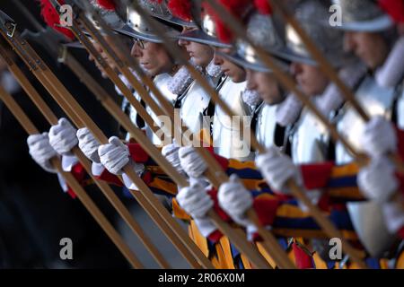 Città del Vaticano, Vaticano, 6 maggio 2023. Cerimonia di giuramento delle nuove reclute della Guardia Svizzera Pontificia nel cortile di San Damaso. 23 nuove guardie pontificie svizzere sono state giurate durante la cerimonia. Maria Grazia Picciarella/Alamy Live News Foto Stock