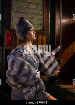 Lady in costume da flapper 1920s entrare in prima classe carrozza di un autentico treno a vapore 1927 Foto Stock