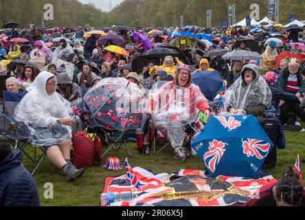 Sotto una pioggia costante, un mare di patrioti britannici si è riunito a Hyde Park, Londra, Regno Unito, per assistere alla storica incoronazione di Re Carlo III su un grande Foto Stock