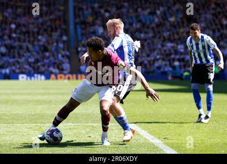 Korey Smith (a sinistra) della contea di Derby e Barry Bannan del mercoledì di Sheffield combattono per la palla durante la partita della Sky Bet League One all'Hillsborough Stadium, Sheffield. Data immagine: Domenica 7 maggio 2023. Foto Stock