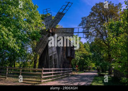 BUCAREST, ROMANIA: Vecchio mulino a vento del 19th ° secolo in Dimitrie Gusti National Village Museum (Muzeul Satului). Foto Stock