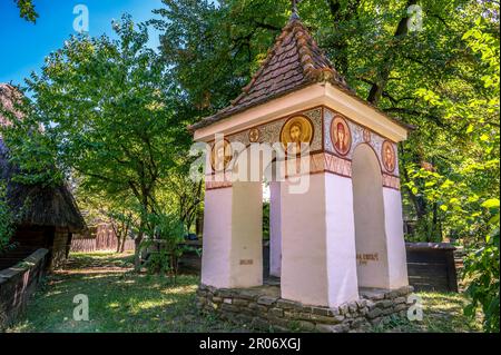 Piccolo Santuario nel Museo Nazionale del Villaggio di Dimitrie Gusti , Bucarest Foto Stock