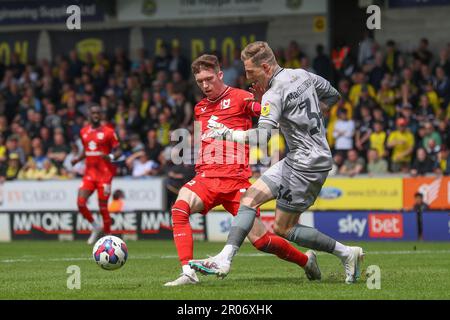 Burton upon Trent, Regno Unito. 07th maggio, 2023. Conor Grant #16 di Milton Keynes Dons Pressures Craig MacGillivray #34 di Burton Albion durante la partita Sky Bet League 1 Burton Albion vs MK Dons al Pirelli Stadium, Burton upon Tent, Regno Unito, 7th maggio 2023 (Foto di Gareth Evans/News Images) a Burton upon Tent, Regno Unito il 5/7/2023. (Foto di Gareth Evans/News Images/Sipa USA) Credit: Sipa USA/Alamy Live News Foto Stock