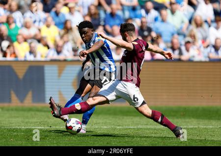 Fisayo DELE-Bashiru del mercoledì di Sheffield (a sinistra) e James Collins della contea di Derby combattono per la palla durante la partita della Sky Bet League One all'Hillsborough Stadium di Sheffield. Data immagine: Domenica 7 maggio 2023. Foto Stock