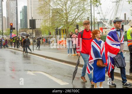 Londra, Westminster, Gran Bretagna. 06/5/2023 giorno dell'incoronazione. La Gran Bretagna continua a celebrare attraverso le strade del centro di Londra oggi con folle addensate in bandiere britanniche colorate coraggiose la pioggia per uscire a sostegno di un re recentemente incoronato Charles III .Helen Cowles / Alamy Live News Foto Stock