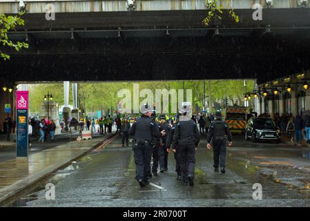 Londra, Westminster, Gran Bretagna. 06/5/2023 giorno dell'incoronazione. Vista posteriore di un gruppo di poliziotti britannici che si dirige sotto il ponte verso Embankment . Helen Cowles / Alamy Live News . Foto Stock