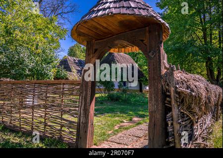 Casa Tradizionale di Dumitra. Nazionale Museo del villaggio (Muzeul Satului) al Parco Herastrau Bucarest, Romania Foto Stock