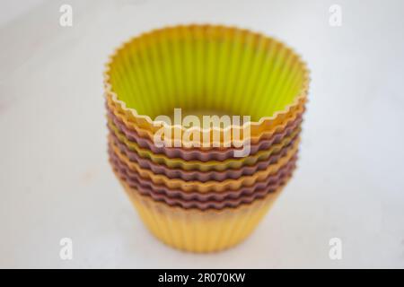 Forme colorate in silicone cucina per cucinare cupcakes Foto Stock