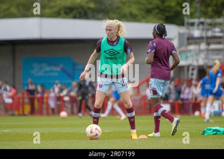 Crawley, Regno Unito. 7th maggio, 2023. Grace Fisk (22 West Ham) si scalda davanti alla partita della Super League delle donne di Barclays tra Brighton e West Ham al Broadfield Stadium di Crawley. (Tom Phillips/SPP) credito: SPP Sport Press Photo. /Alamy Live News Foto Stock