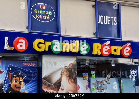 Marsiglia, Francia. 06th maggio, 2023. Vista della finestra del negozio la Grande Récré. La Grande Récré, la cui società madre Ludendo Entreprises è stata posta in liquidazione obbligatoria il 27 aprile 2023 con il proseguimento della sua attività, è alla ricerca di un acquirente. I marchi King Jouet, Joué Club, Chausséa e Jour de Fête si sono offerti volontariamente per l'acquisizione. (Foto di Gerard Bottino/SOPA Images/Sipa USA) Credit: Sipa USA/Alamy Live News Foto Stock