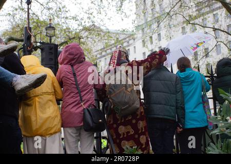 Londra, Westminster, Gran Bretagna. 06/5/2023, giorno dell'incoronazione. Le folle di incoronazioni si affollano nei Whitehall Gardens di Westminster. Foto Stock