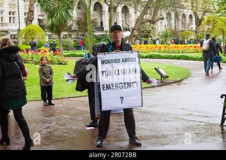 Londra, Westminster, Gran Bretagna. 06/5/2023, giorno dell'incoronazione. Un uomo anziano, protesta a Whitehall Gardens, Westminster, Londra, il giorno dell'incoronazione, nell'ordine Foto Stock