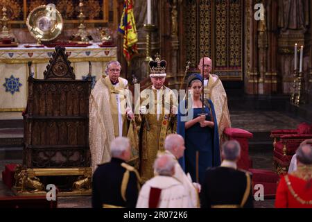 Re Carlo III con il Presidente del Consiglio, Penny Mordaunt, che porta la spada di Stato, durante la sua incoronazione all'Abbazia di Westminster, Londra. Data immagine: Sabato 6 maggio 2023. Foto Stock