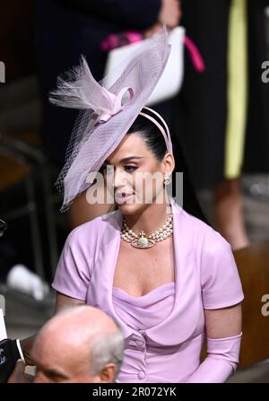Katy Perry parte dopo la cerimonia di incoronazione del re Carlo III e della regina Camilla all'Abbazia di Westminster a Londra. Data immagine: Sabato 6 maggio 2023. Foto Stock