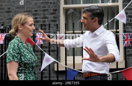 Il primo ministro Rishi Sunak parla con la nipote di Finnegan Biden del presidente Joe Biden durante un grande pranzo di incoronazione a Downing Street, Londra, per volontari, rifugiati ucraini nel Regno Unito e gruppi giovanili. Migliaia di persone in tutto il paese celebrano il Grande pranzo di incoronazione di domenica per celebrare l'incoronazione di re Carlo III e della regina Camilla. Data immagine: Domenica 7 maggio 2023. Foto Stock