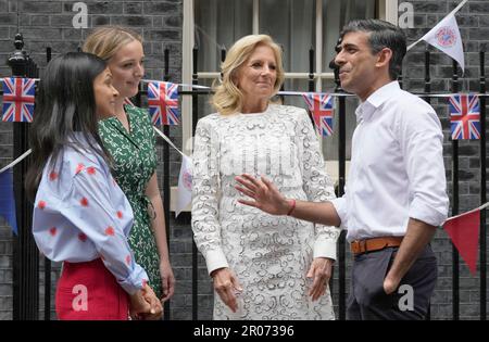 Il primo ministro Rishi Sunak parla con la First Lady americana Jill Biden, con il Finnegan Biden e con la moglie Akshata Musty durante un grande pranzo di incoronazione a Downing Street, Londra, per volontari, rifugiati ucraini nel Regno Unito e gruppi giovanili. Migliaia di persone in tutto il paese celebrano il Grande pranzo di incoronazione di domenica per celebrare l'incoronazione di re Carlo III e della regina Camilla. Data immagine: Domenica 7 maggio 2023. Foto Stock