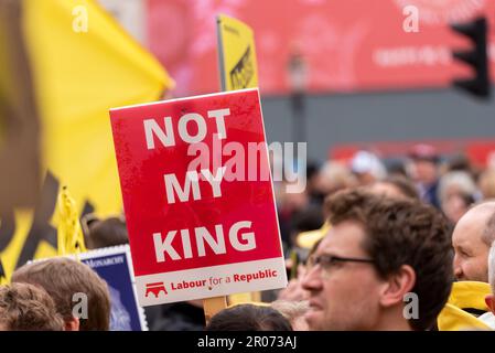 Il laburista per una repubblica si è applaiato a una protesta 'non mio re' durante l'incoronazione di Re Carlo III a Westminster, Londra, Regno Unito. Foto Stock