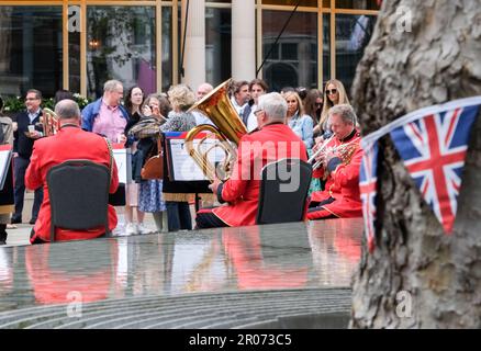 Mount Street, Londra, Regno Unito. 7th maggio 2023. Incoronazione di re Carlo III Eventi a Mayfair. Festa di strada del Connaught Hotel. Credit: Matthew Chattle/Alamy Live News Foto Stock