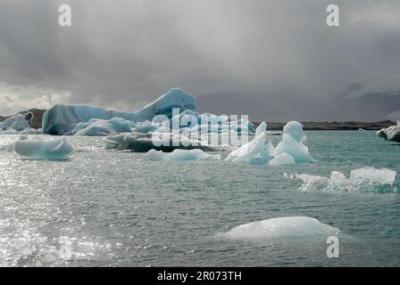 11 agosto 2022, Islanda, Jökulsarlon: Gli iceberg galleggianti si trovano nella laguna di Jökulsárlón, nel sud-est dell'Islanda. I pezzi di ghiaccio provengono dalla lingua del ghiacciaio Breiðamerkurjökull, che fa parte del ghiacciaio più grande d'Europa, Vatnajökull. Foto: Finn Huwald/dpa Foto Stock