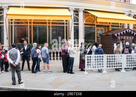 Mount Street, Londra, Regno Unito. 7th maggio 2023. Incoronazione di re Carlo III Eventi a Mayfair. Festa di strada del Connaught Hotel. Credit: Matthew Chattle/Alamy Live News Foto Stock